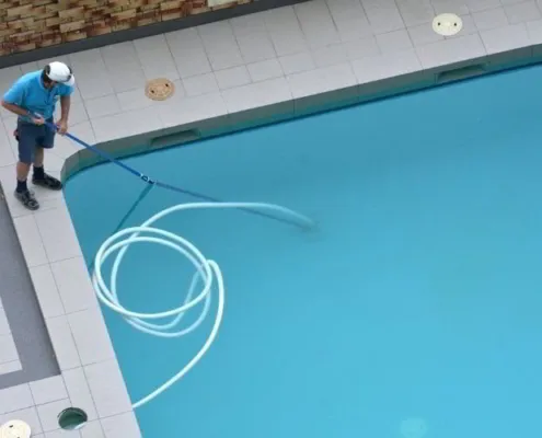 come pulire la piscina